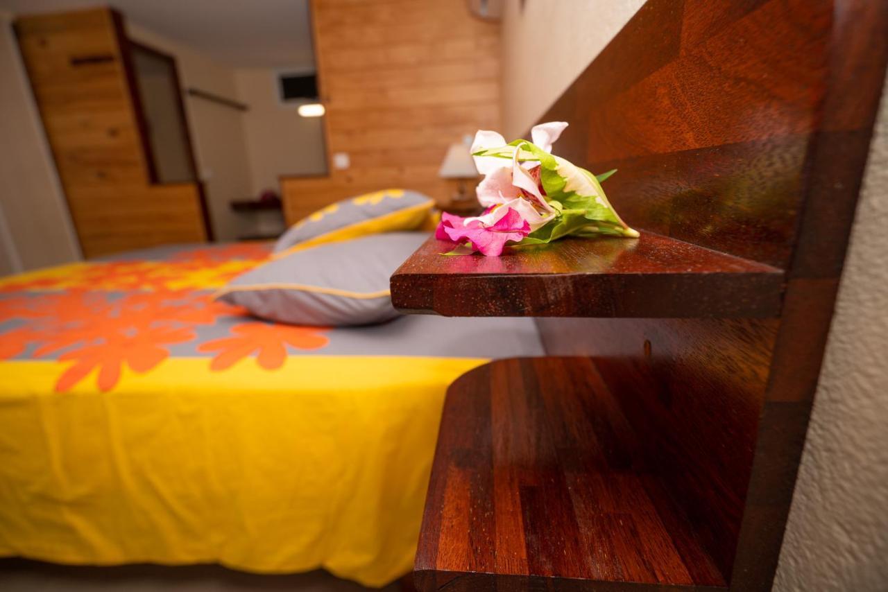 Bora Bora Holiday'S Lodge Bagian luar foto